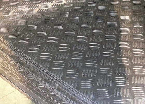 China Placa estriada de aluminio con borde ranurado para uso industrial Antideslizante proveedor