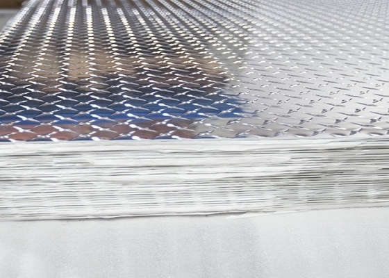 China 3003 grueso a cuadros de aluminio 0.6m m de la placa 4x8 0.7m m 0.8m m 1.0m m con la película del PVC proveedor