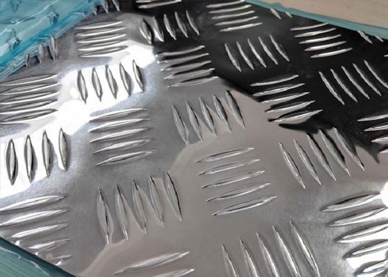 China Hoja de aluminio del final brillante brillante, 3003 placa del aluminio de la placa de la pisada de 5 barras proveedor