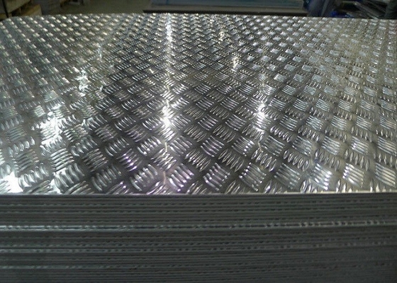 China Las pisadas de escalera de aluminio del resbalón anti platean 3003 5052 6061 placas de aluminio del inspector para los trazadores de líneas de plataforma del camión proveedor